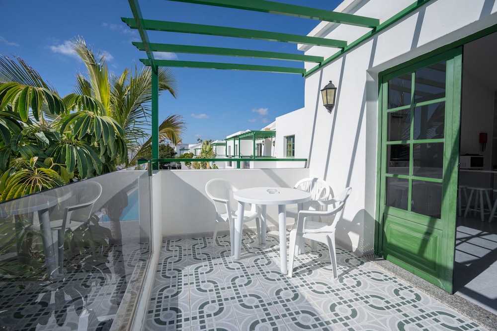 Apartamentos Aloe — Hotel building in Puerto del Carmen, Canary Islands