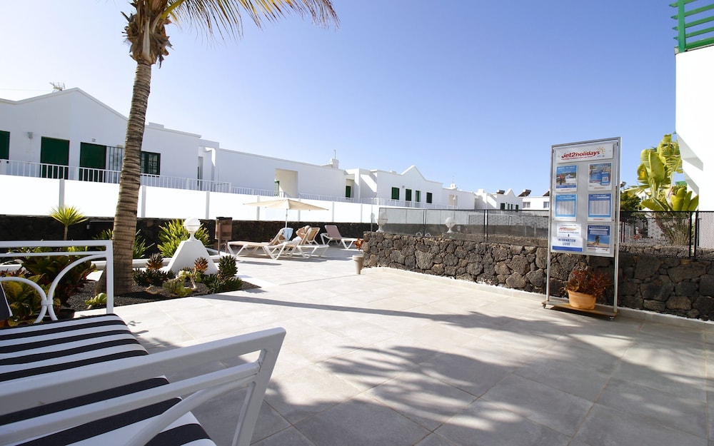 Apartamentos Aloe — Hotel building in Puerto del Carmen, Canary Islands