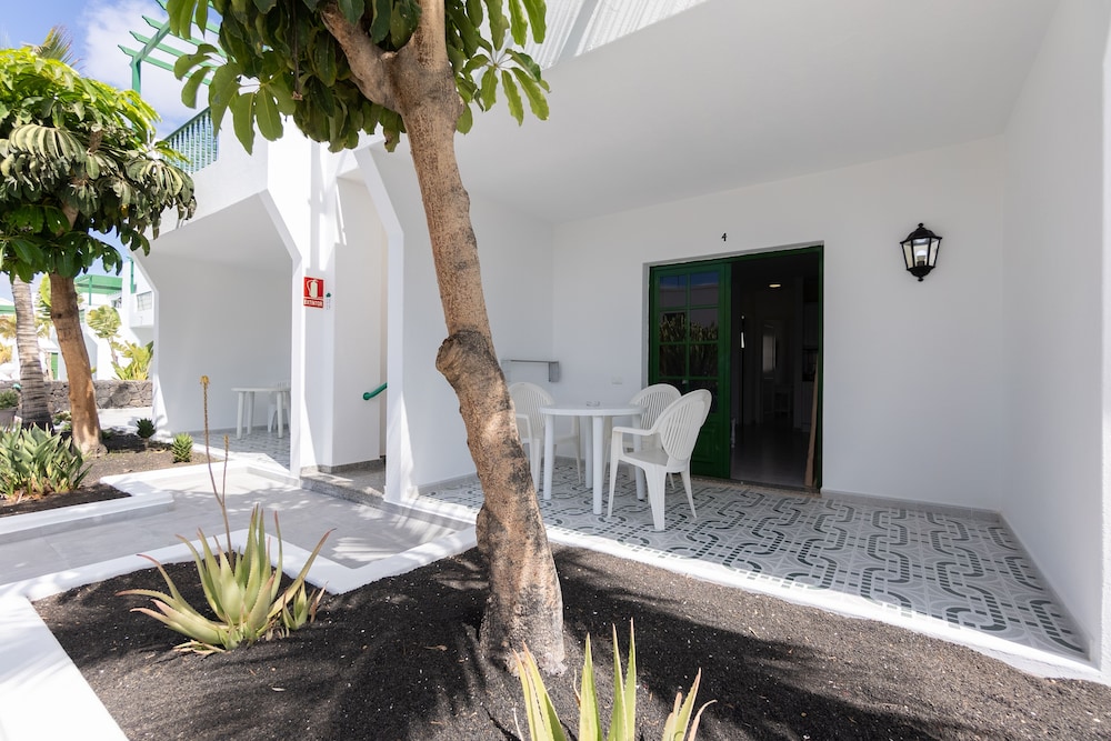 Apartamentos Aloe — Hotel building in Puerto del Carmen, Canary Islands