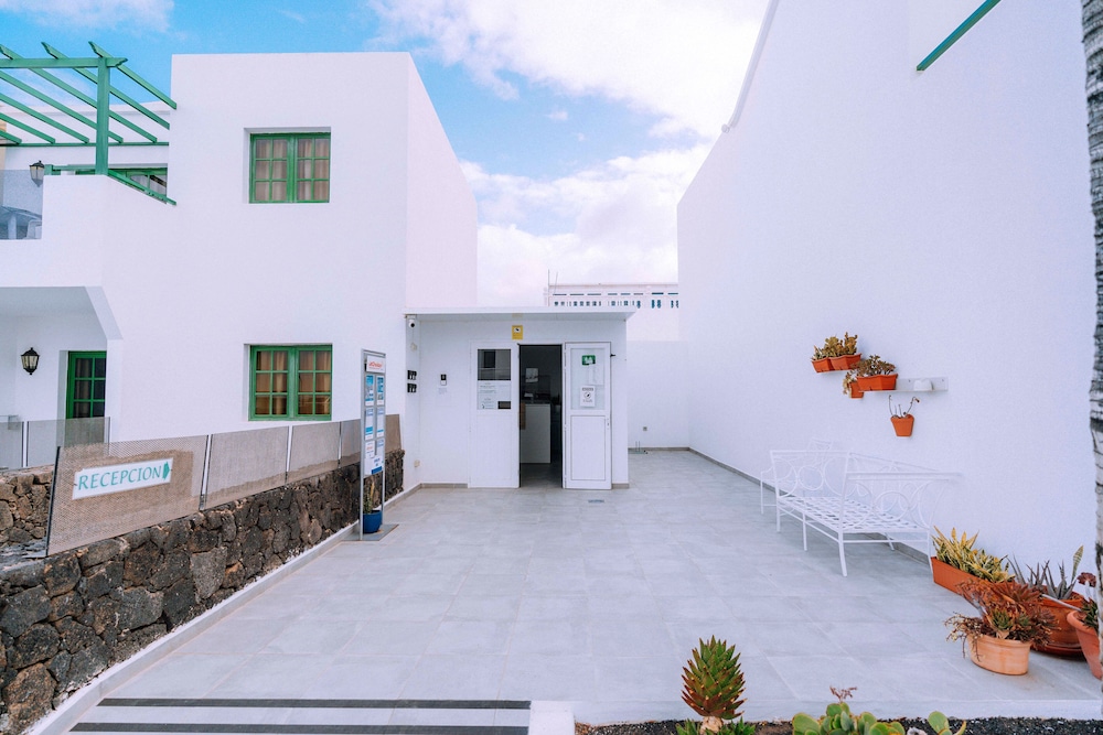Apartamentos Aloe — Hotel building in Puerto del Carmen, Canary Islands