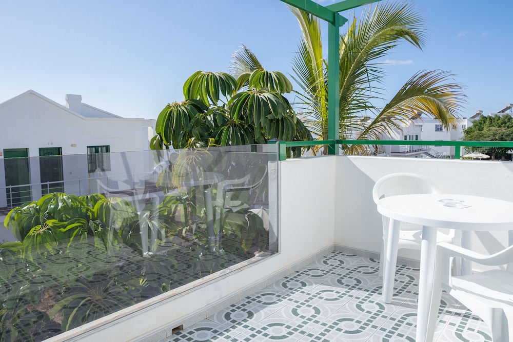 Apartamentos Aloe — Hotel building in Puerto del Carmen, Canary Islands
