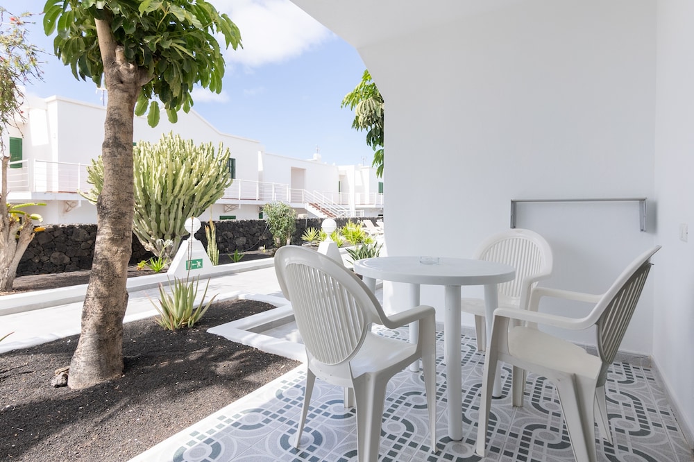 Apartamentos Aloe — Hotel building in Puerto del Carmen, Canary Islands