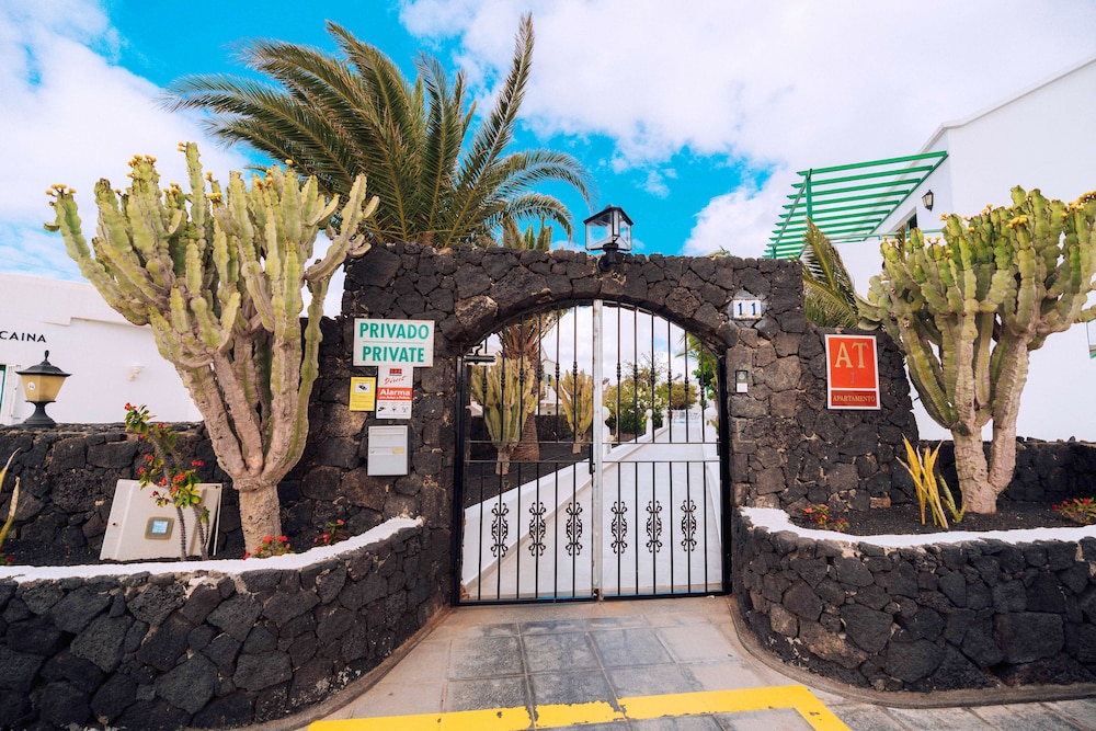 Apartamentos Aloe — Hotel building in Puerto del Carmen, Canary Islands