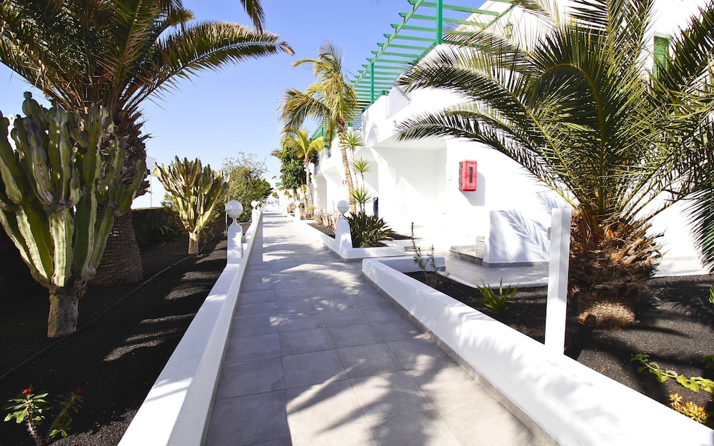 Apartamentos Aloe — Hotel building in Puerto del Carmen, Canary Islands