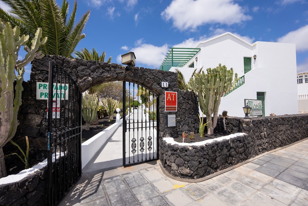 Apartamentos Aloe — Hotel building in Puerto del Carmen, Canary Islands