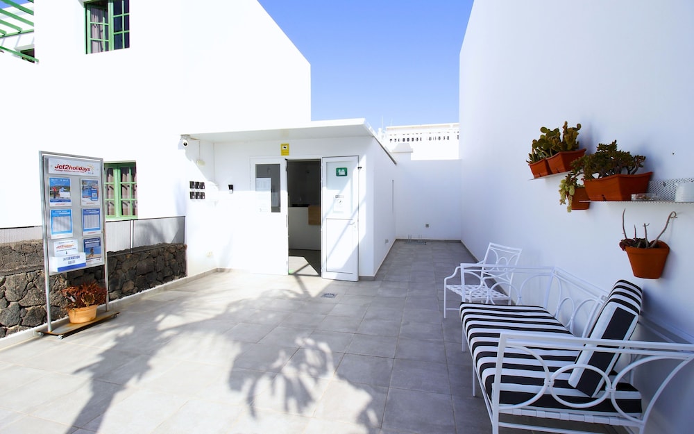 Apartamentos Aloe — Hotel building in Puerto del Carmen, Canary Islands