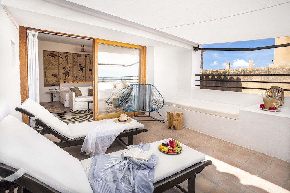 Hotel La Torre del Canonigo - Small Luxury Hotels — Hotel rooms in Ibiza Town, Balearic Islands
