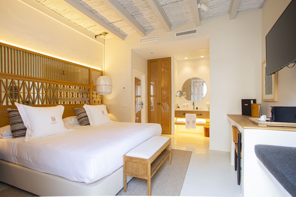 Hotel La Torre del Canonigo - Small Luxury Hotels — Hotel rooms in Ibiza Town, Balearic Islands