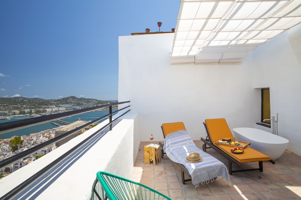 Hotel La Torre del Canonigo - Small Luxury Hotels — Hotel rooms in Ibiza Town, Balearic Islands