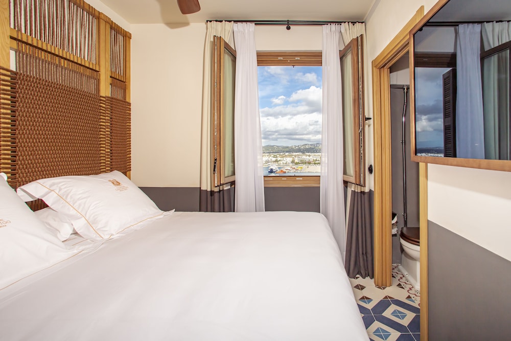 Hotel La Torre del Canonigo - Small Luxury Hotels — Hotel rooms in Ibiza Town, Balearic Islands