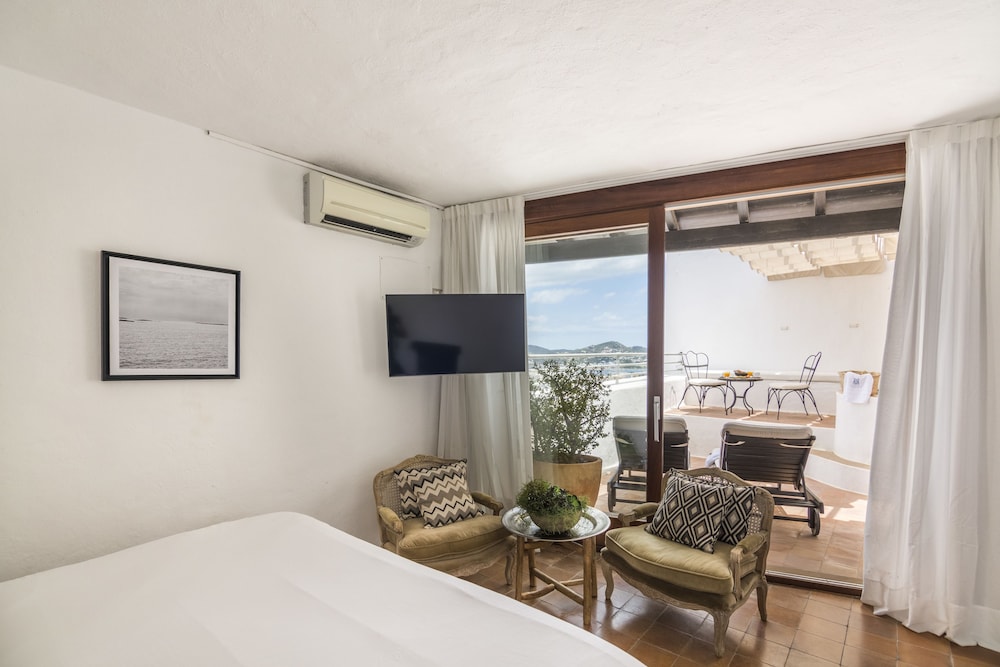 Hotel La Torre del Canonigo - Small Luxury Hotels — Hotel rooms in Ibiza Town, Balearic Islands