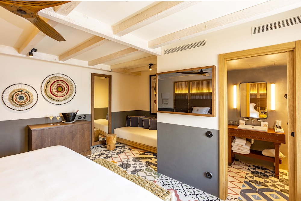 Hotel La Torre del Canonigo - Small Luxury Hotels — Hotel rooms in Ibiza Town, Balearic Islands