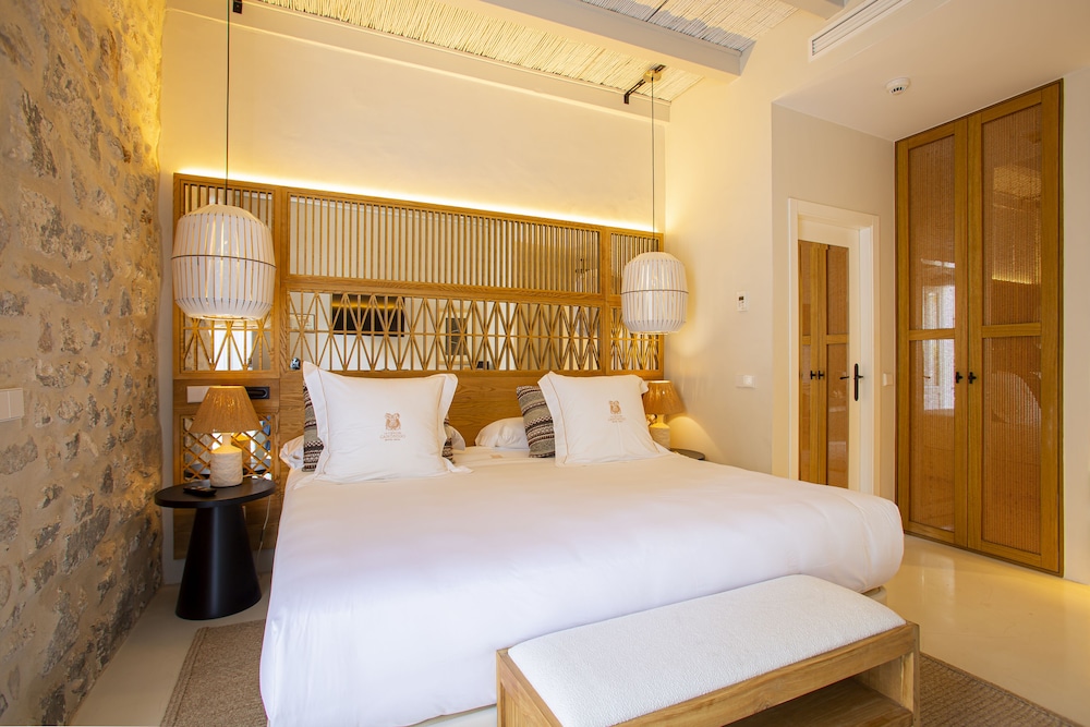 Hotel La Torre del Canonigo - Small Luxury Hotels — Hotel rooms in Ibiza Town, Balearic Islands