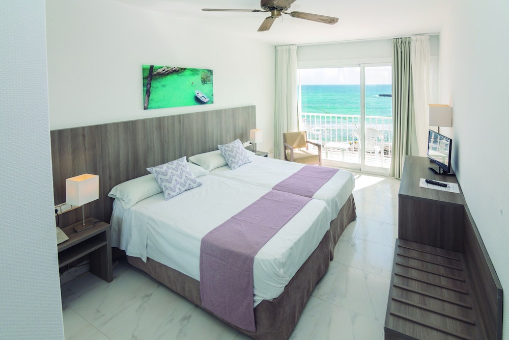 Hotel Club S'illot — Hotel rooms in S'Illot, Balearic Islands