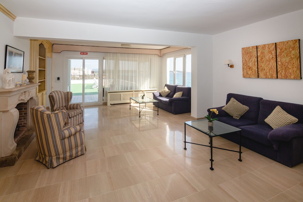 Hotel Club S'illot — Hotel rooms in S'Illot, Balearic Islands