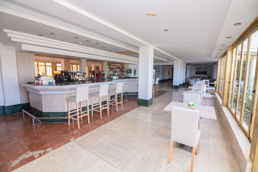 Hotel Club S'illot — Restaurant & bars in S'Illot, Balearic Islands