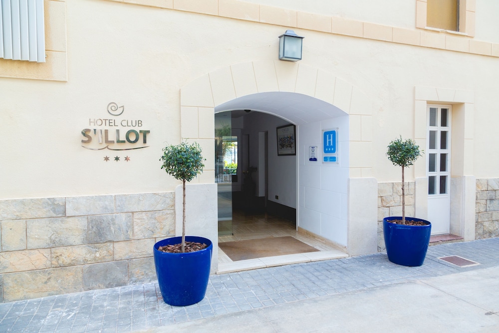 Hotel Club S'illot — Hotel building in S'Illot, Balearic Islands