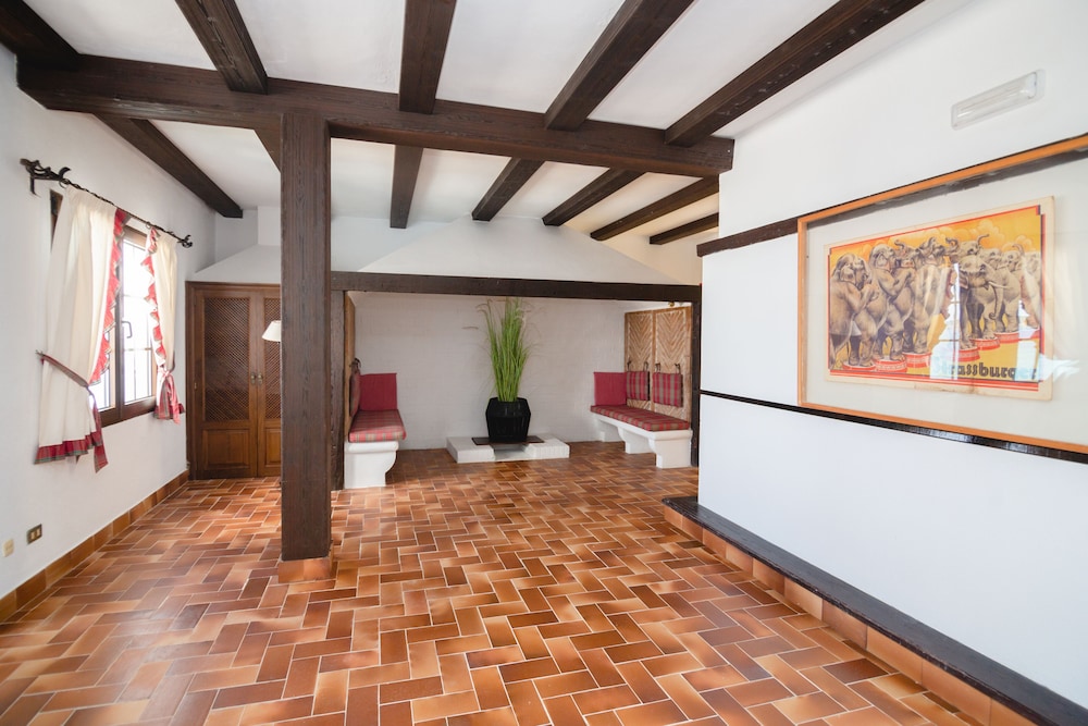 Hotel Club S'illot — Hotel building in S'Illot, Balearic Islands