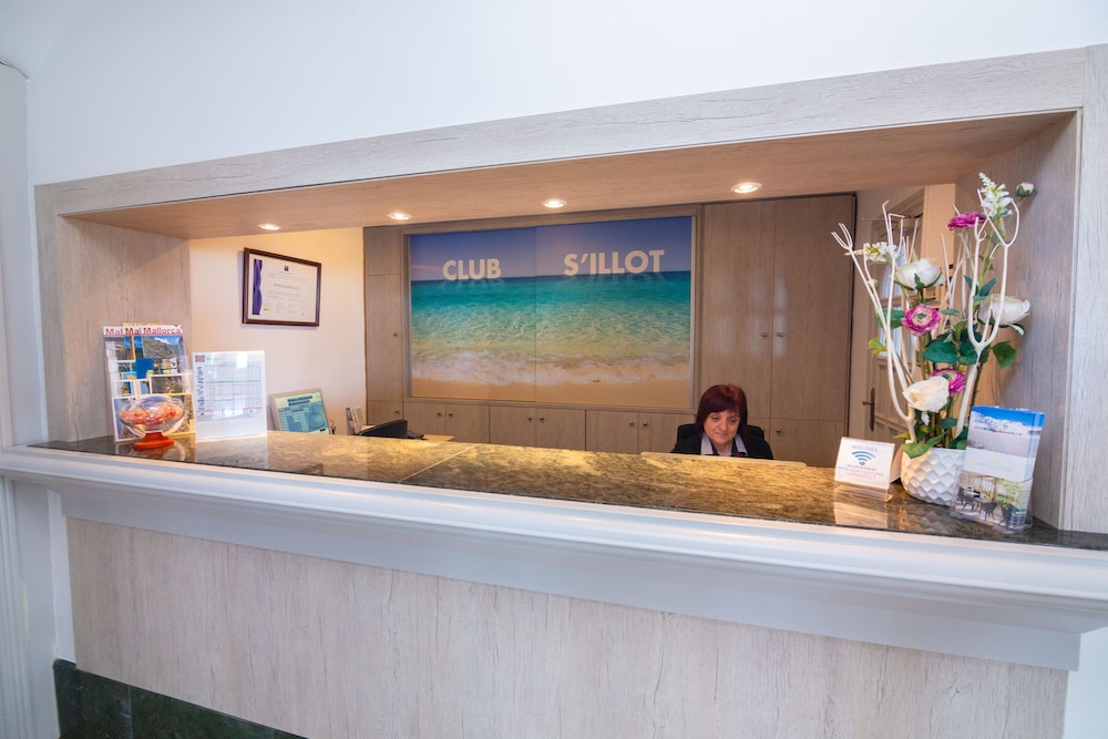 Hotel Club S'illot — Hotel building in S'Illot, Balearic Islands
