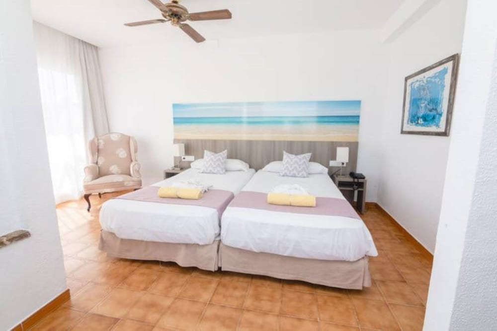 Hotel Club S'illot — Hotel rooms in S'Illot, Balearic Islands