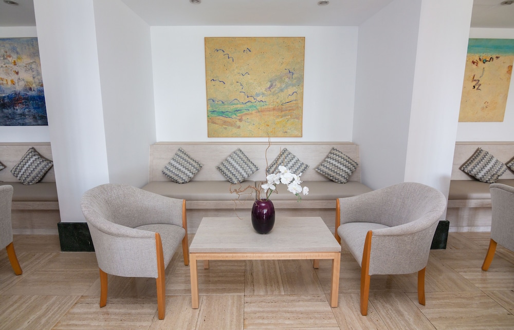 Hotel Club S'illot — Hotel rooms in S'Illot, Balearic Islands