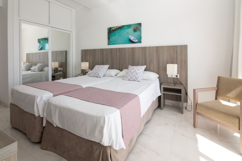 Hotel Club S'illot — Hotel rooms in S'Illot, Balearic Islands