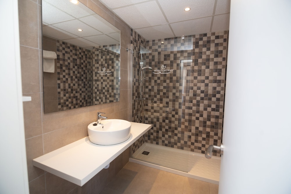 Hotel Club S'illot — Hotel rooms in S'Illot, Balearic Islands