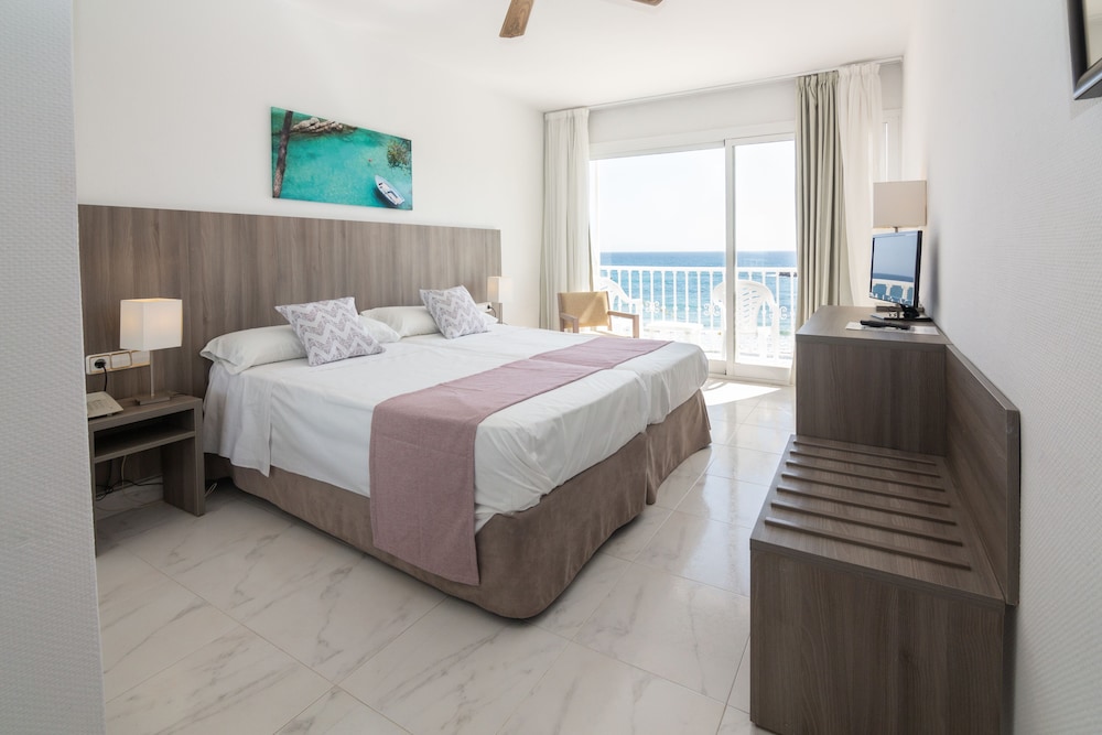 Hotel Club S'illot — Hotel rooms in S'Illot, Balearic Islands
