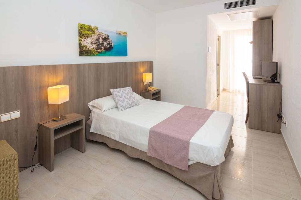 Hotel Club S'illot — Hotel rooms in S'Illot, Balearic Islands
