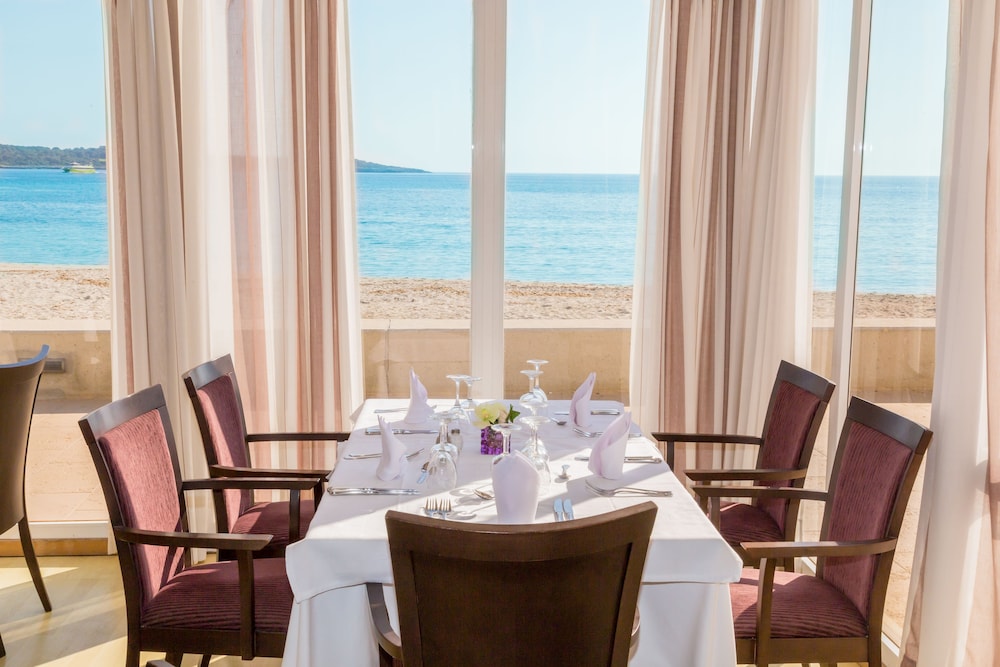 Hotel Club S'illot — Restaurant & bars in S'Illot, Balearic Islands