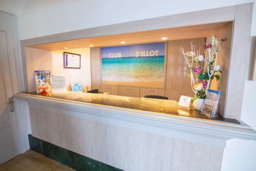 Hotel Club S'illot — Hotel building in S'Illot, Balearic Islands