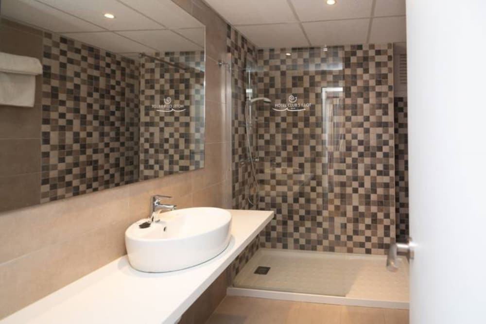 Hotel Club S'illot — Hotel rooms in S'Illot, Balearic Islands