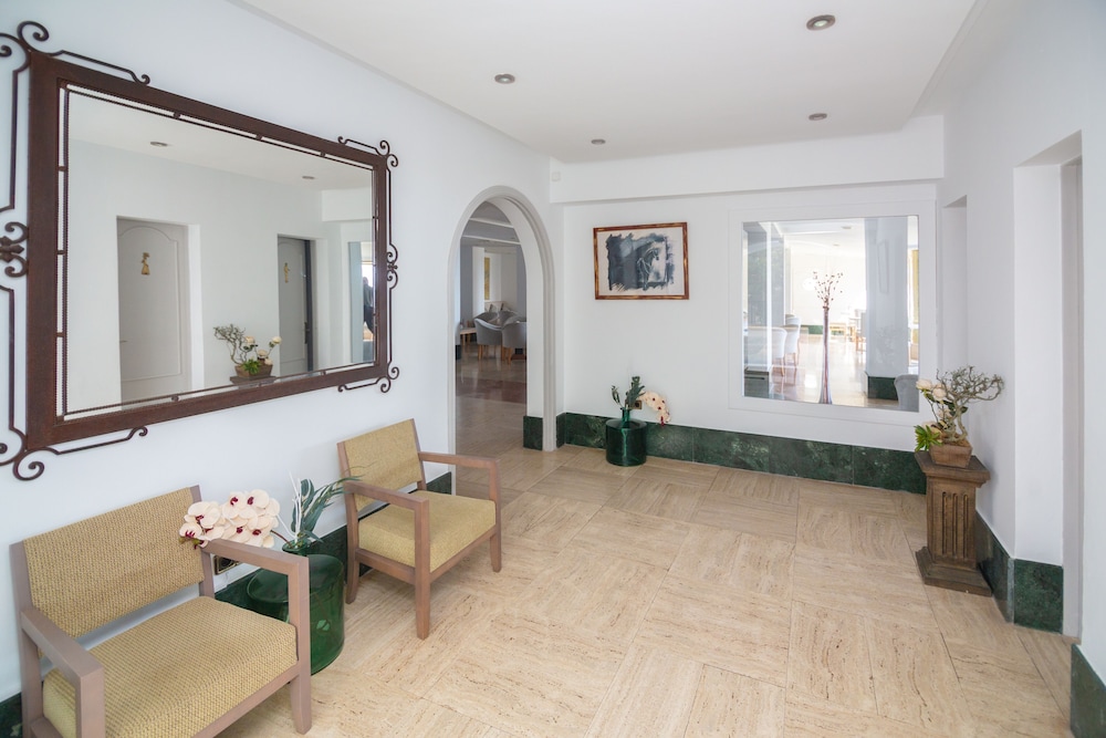 Hotel Club S'illot — Hotel rooms in S'Illot, Balearic Islands