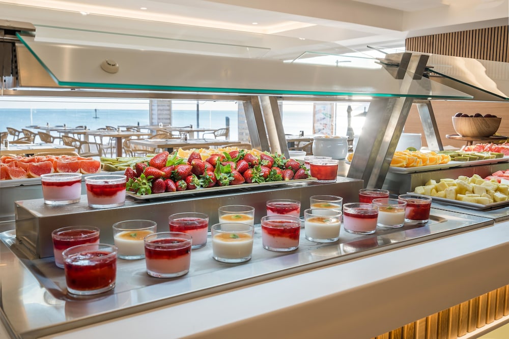 THB Gran Bahia Hotel and Apartments — Restaurant & bars in Can Picafort, Balearic Islands
