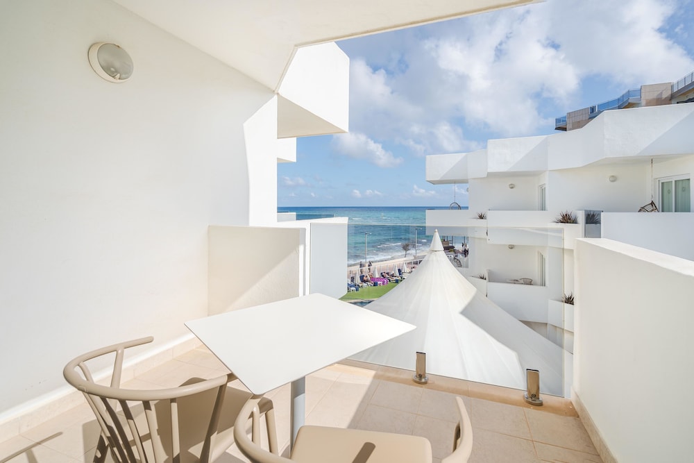 THB Gran Bahia Hotel and Apartments — Hotel building in Can Picafort, Balearic Islands
