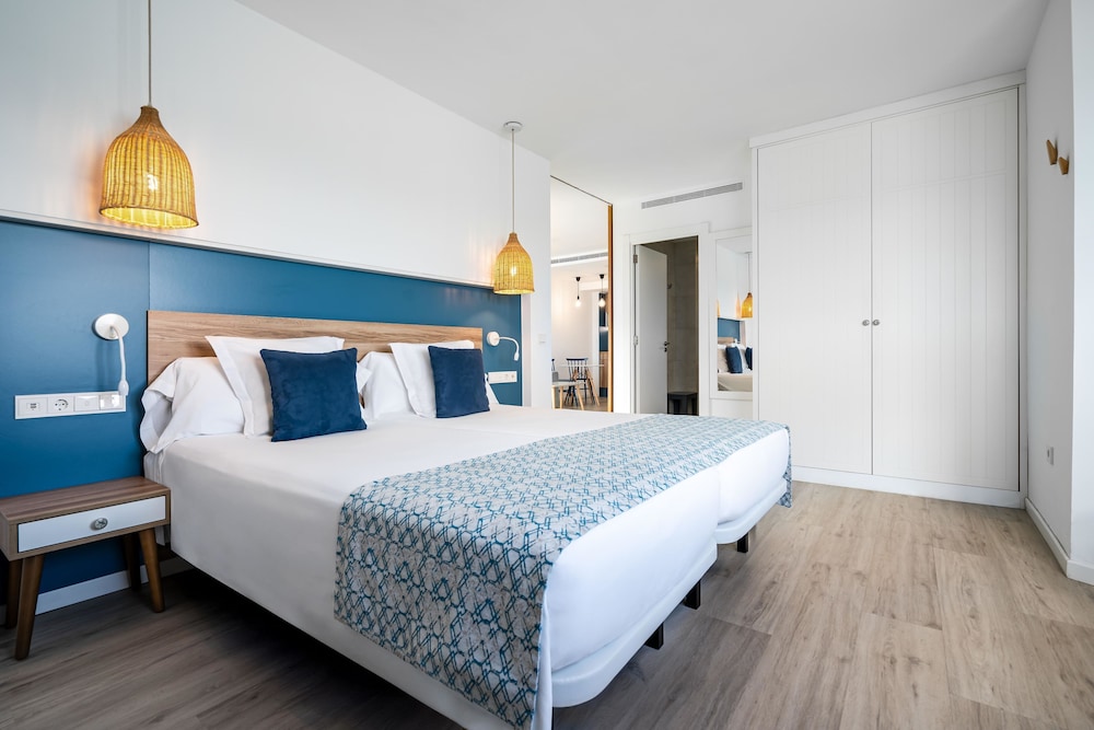 THB Gran Bahia Hotel and Apartments — Hotel rooms in Can Picafort, Balearic Islands
