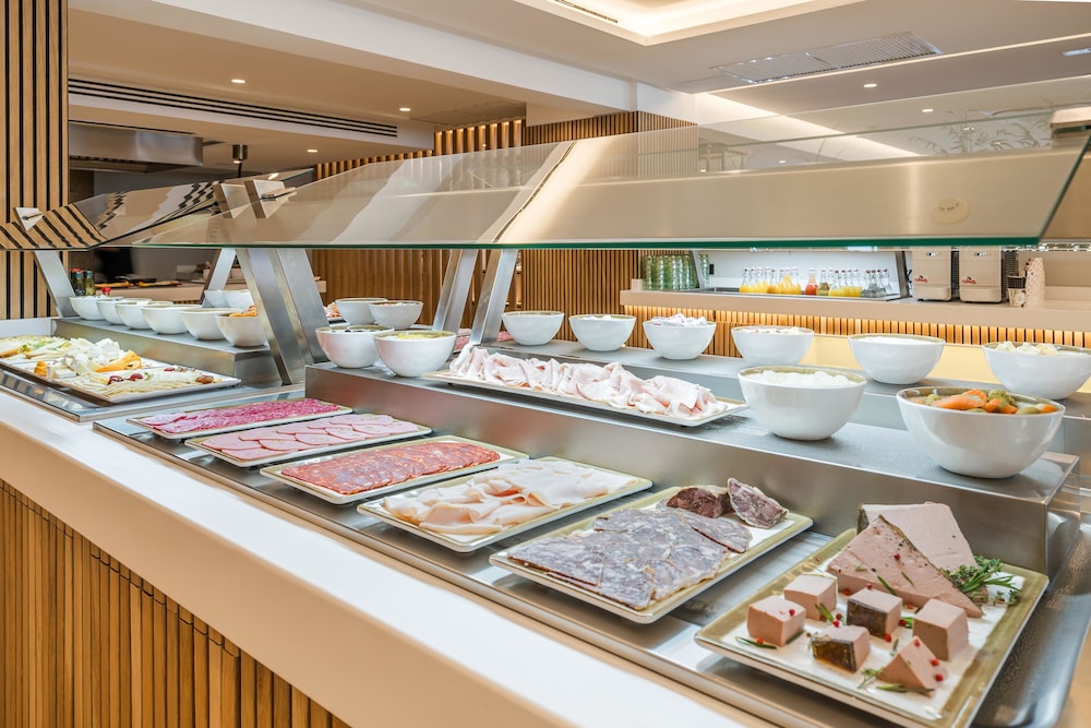 THB Gran Bahia Hotel and Apartments — Restaurant & bars in Can Picafort, Balearic Islands