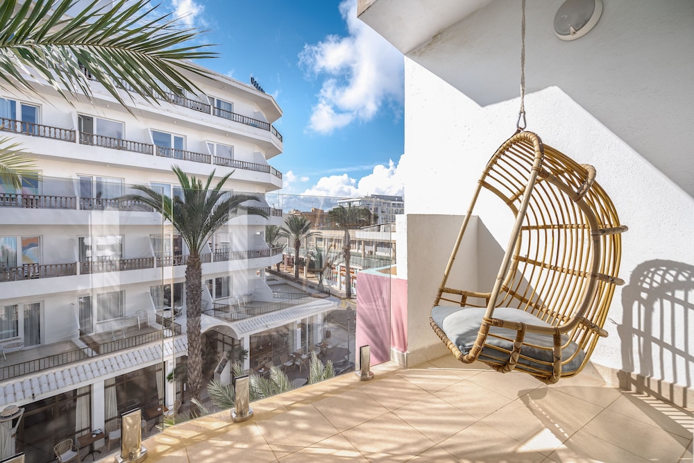 THB Gran Bahia Hotel and Apartments — Hotel building in Can Picafort, Balearic Islands