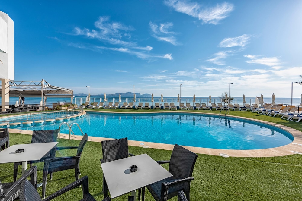THB Gran Bahia Hotel and Apartments — Swimming pool in Can Picafort, Balearic Islands