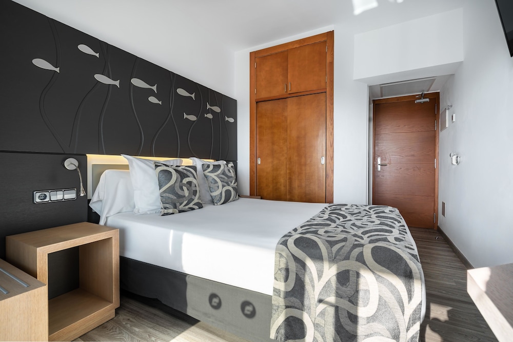 THB Gran Bahia Hotel and Apartments — Hotel rooms in Can Picafort, Balearic Islands