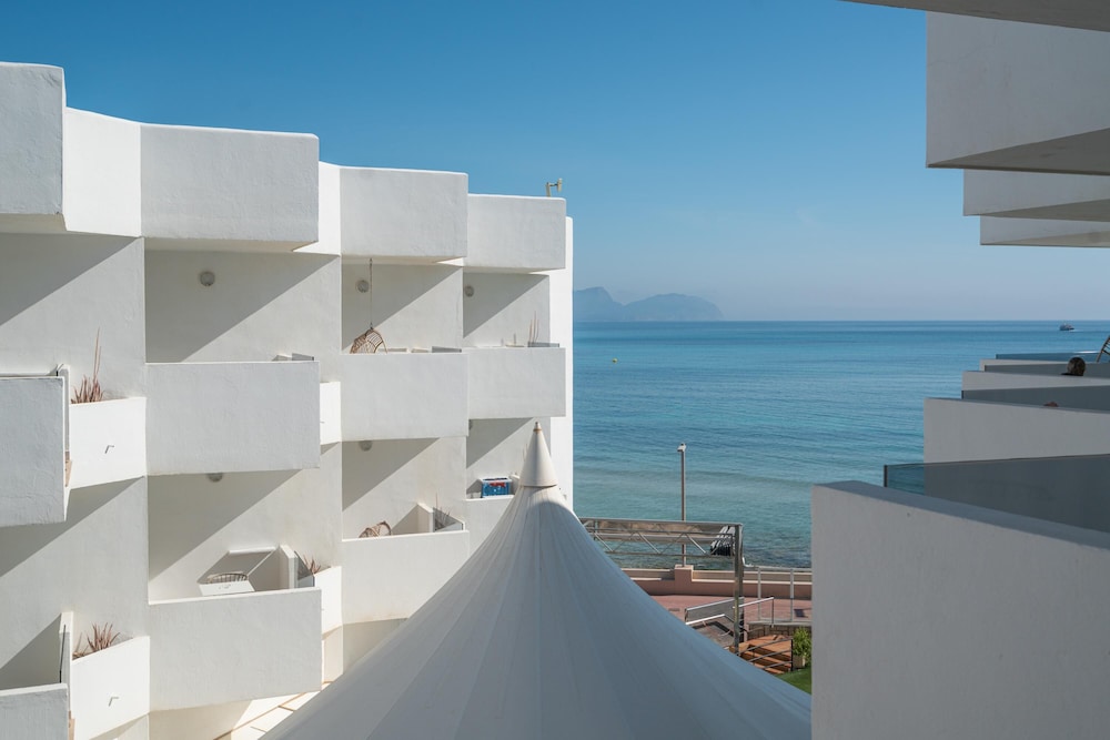 THB Gran Bahia Hotel and Apartments — Hotel building in Can Picafort, Balearic Islands