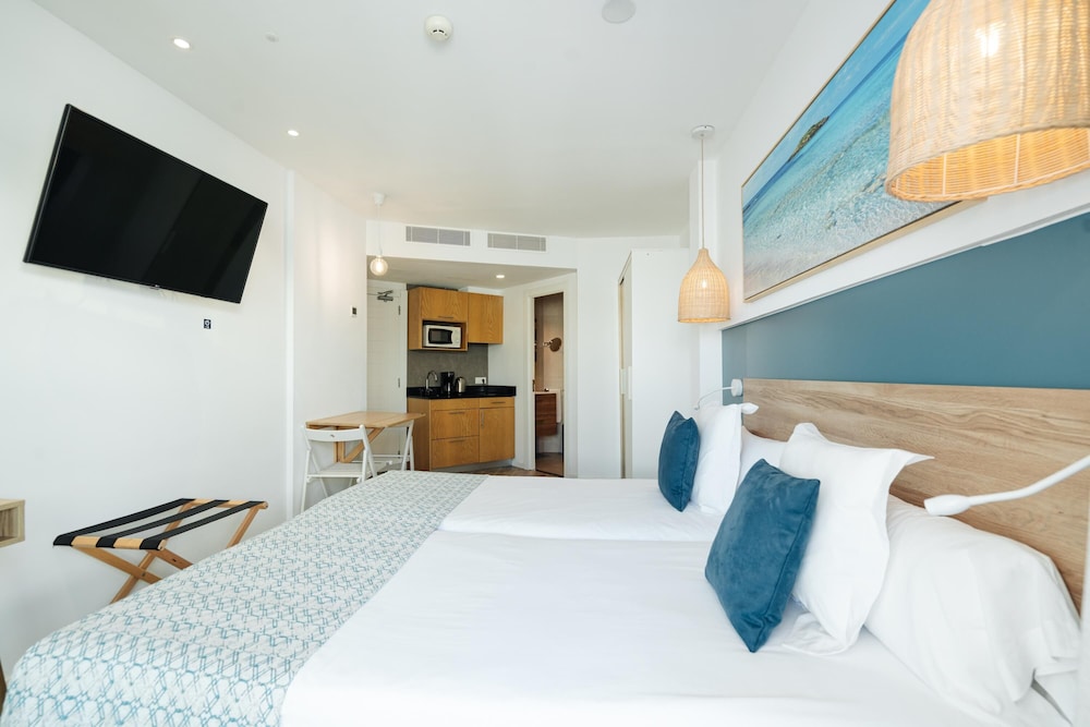 THB Gran Bahia Hotel and Apartments — Hotel rooms in Can Picafort, Balearic Islands