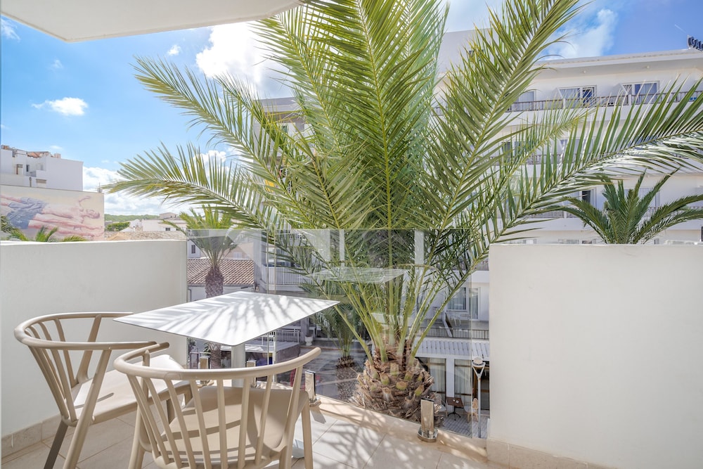 THB Gran Bahia Hotel and Apartments — Hotel rooms in Can Picafort, Balearic Islands
