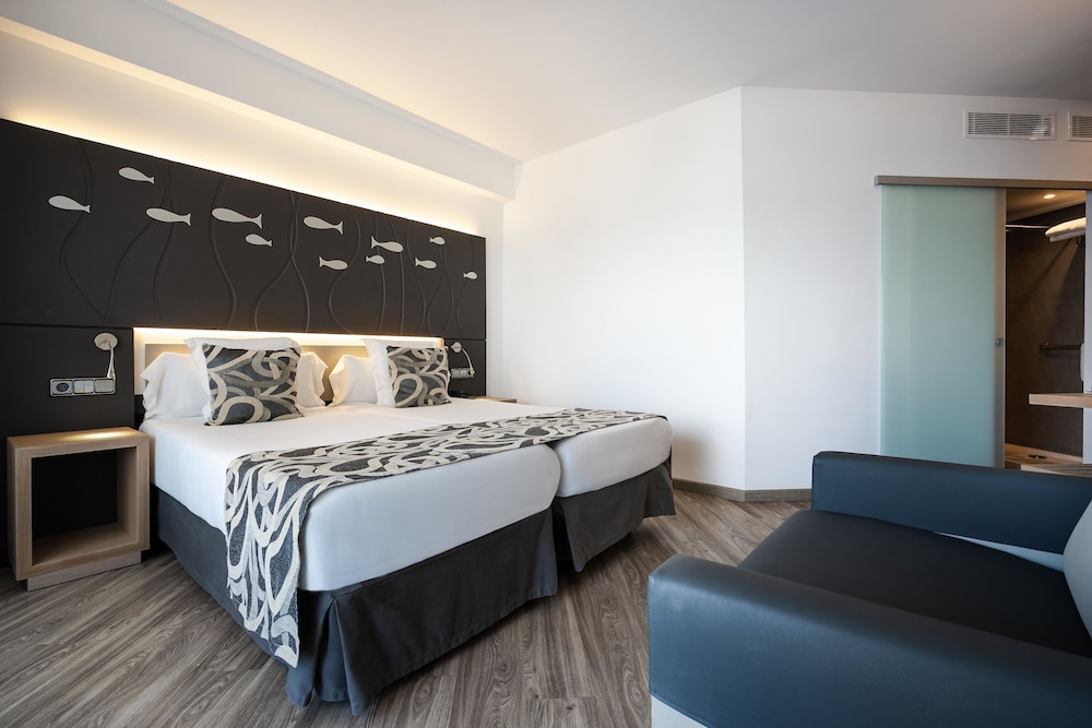 THB Gran Bahia Hotel and Apartments — Hotel rooms in Can Picafort, Balearic Islands