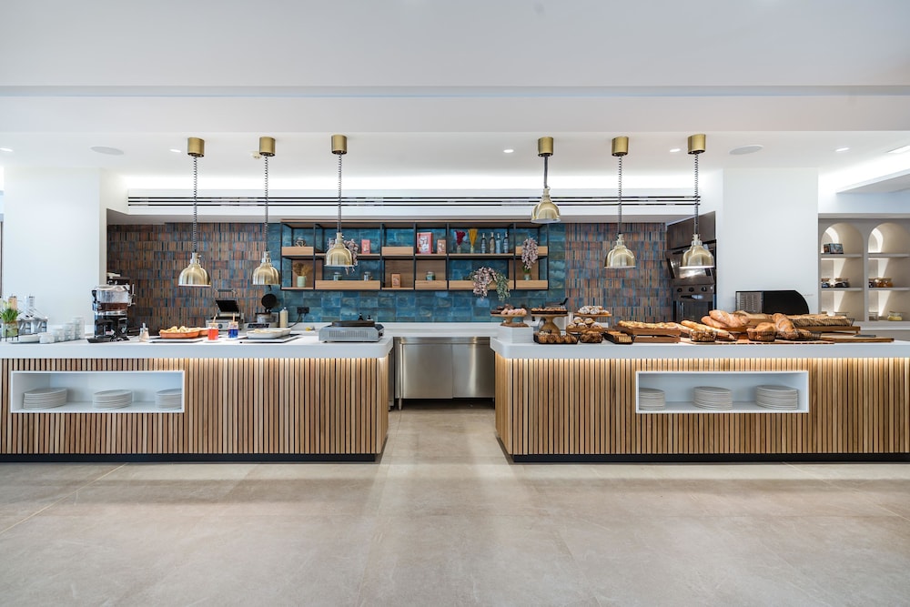 THB Gran Bahia Hotel and Apartments — Restaurant & bars in Can Picafort, Balearic Islands