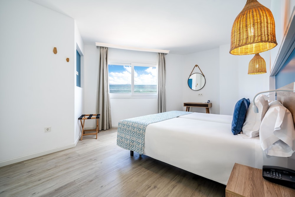THB Gran Bahia Hotel and Apartments — Hotel rooms in Can Picafort, Balearic Islands