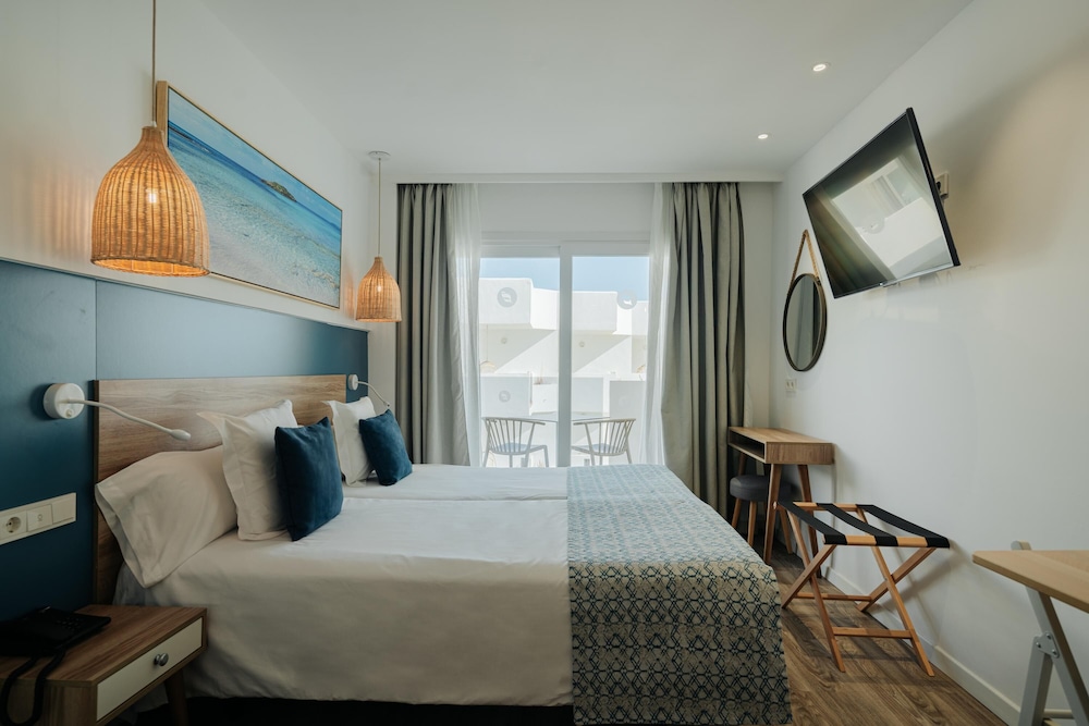 THB Gran Bahia Hotel and Apartments — Hotel rooms in Can Picafort, Balearic Islands