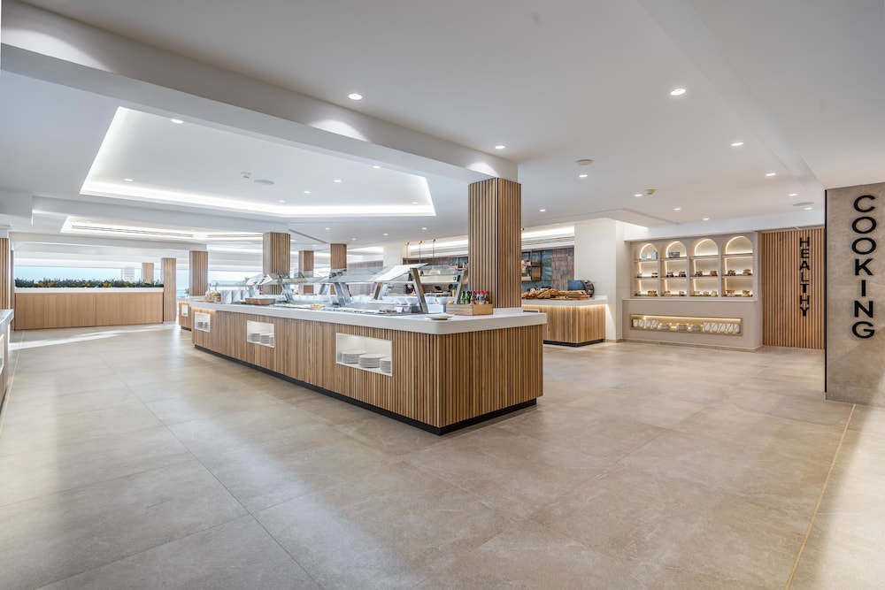 THB Gran Bahia Hotel and Apartments — Restaurant & bars in Can Picafort, Balearic Islands