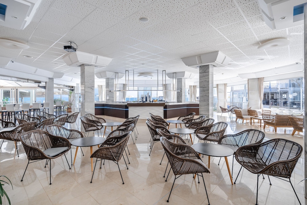 THB Gran Bahia Hotel and Apartments — Restaurant & bars in Can Picafort, Balearic Islands