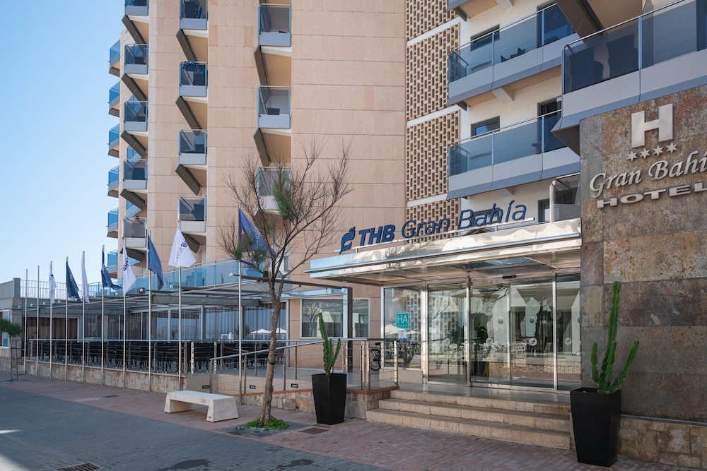 THB Gran Bahia Hotel and Apartments — Hotel building in Can Picafort, Balearic Islands